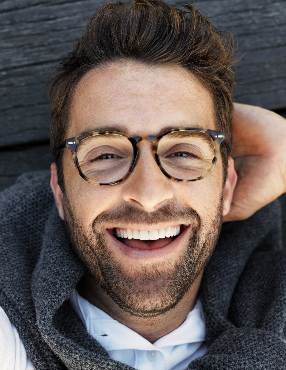 Mann mit leicht eckiger Brille im Farbton havanna.